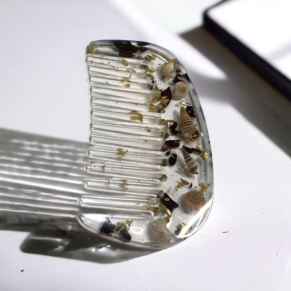 Clear Small Seashells and Rose Petals Comb with Gold Flakes Detail Handm…